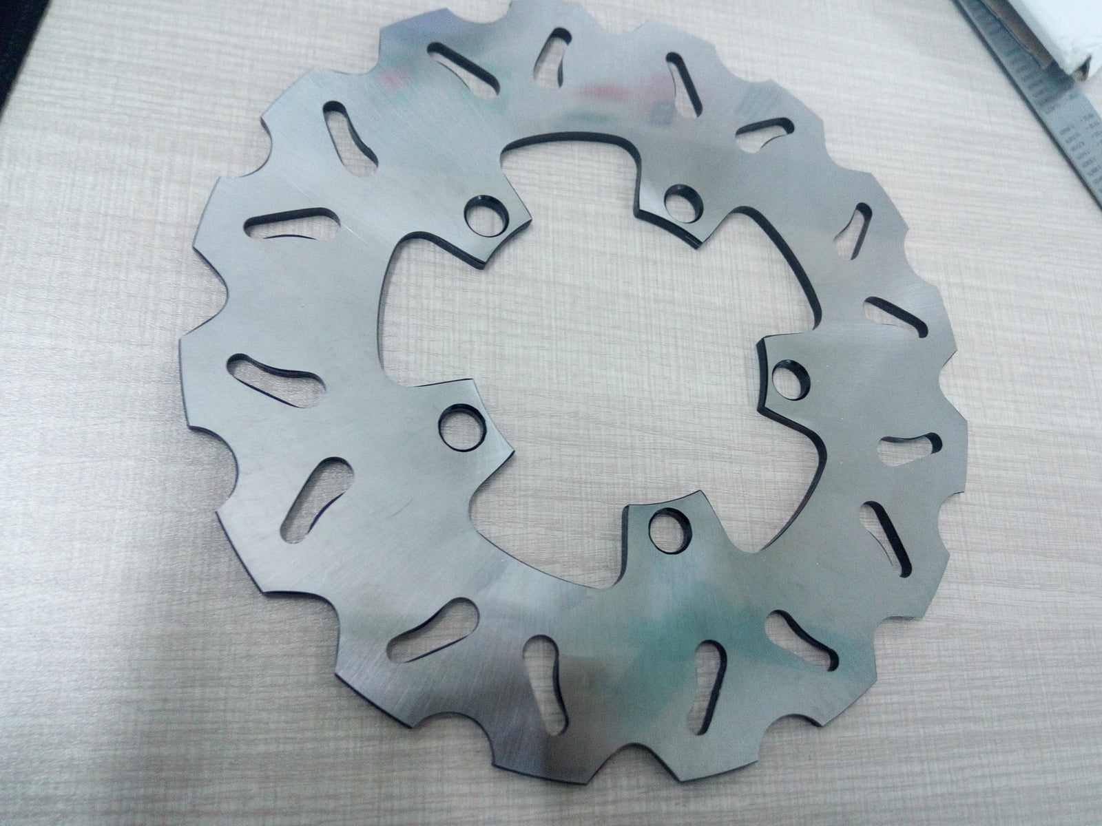 The CNC rear brake disc rotor is suitable for Yamaha 2002-2003 YZF R1 (RN09/e13/0054) 1000CC