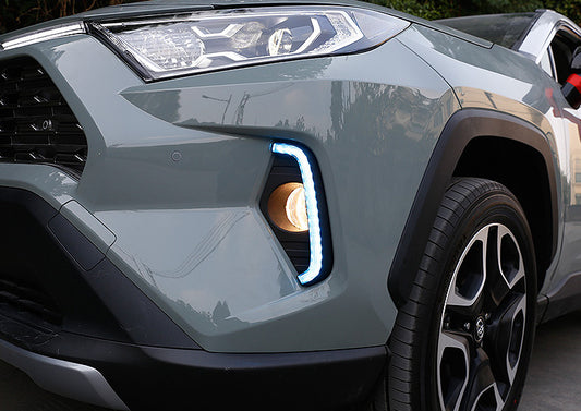 DRL daytime running lights with LED fog lights and turn signals are suitable for Toyota RAV4 2019 and 2020 models.