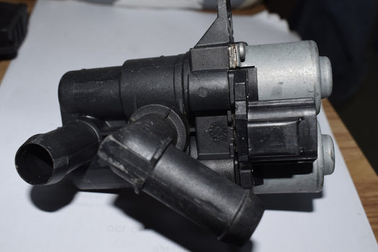 Original Equipment Manufacturer (OEM) Coolant Heater Control Valve 1147412142 for Jaguar S Model 3.0 V6 2005