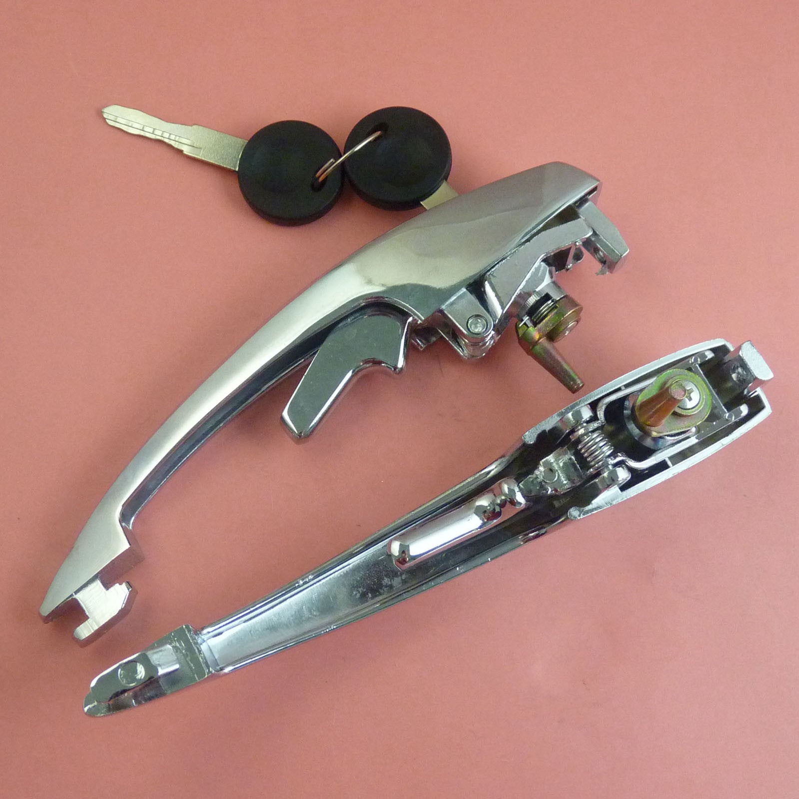 A pair of door handles with keys for Volkswagen Beetle Karmann Ghia 113837205M