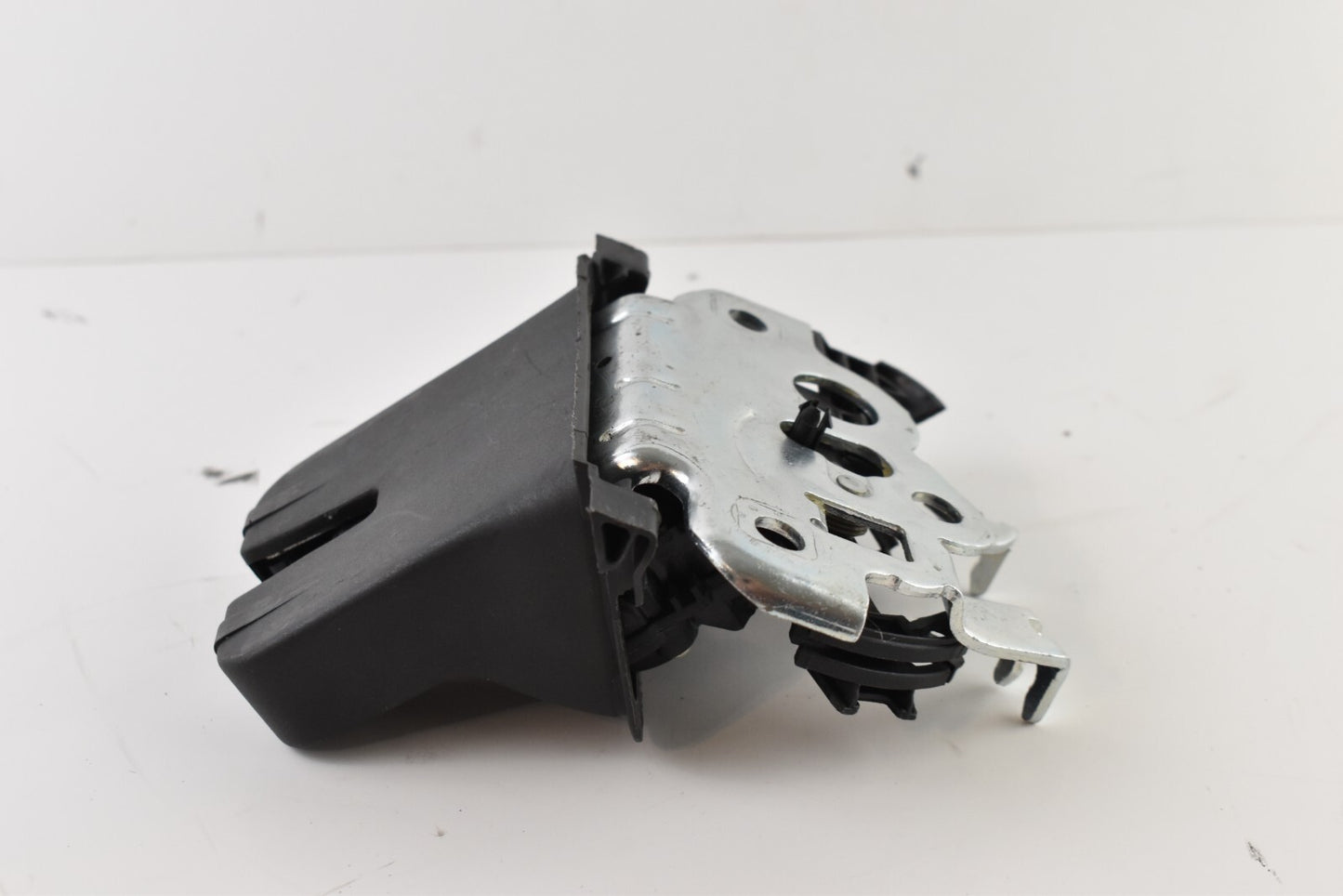 561827505 Rear trunk latch actuator suitable for Volkswagen for Passat B7 sedan 12-15