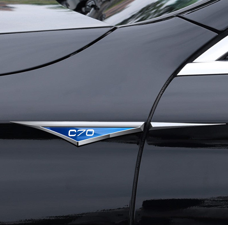 Metal sticker with red lettering, suitable for Cadillac V car trunk badge/boot badge, 8*2.5 cm.