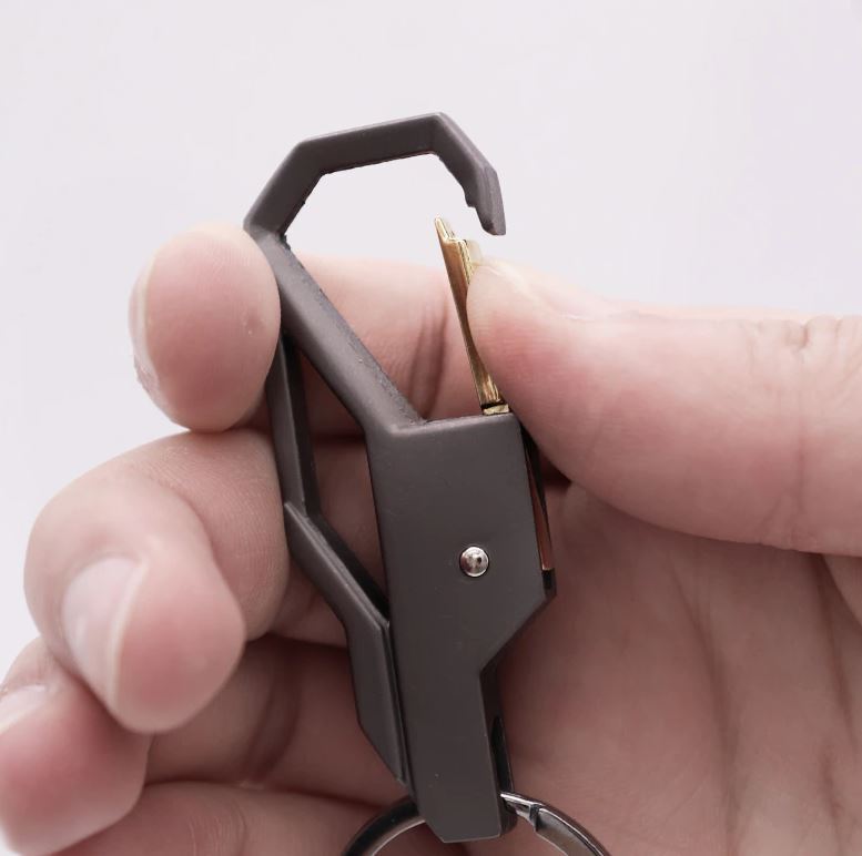 Dark brown leather horseshoe buckle for Alfa Romeo Giulia car keychain/key ring.