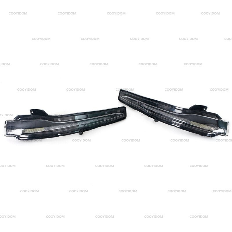 A pair of rearview mirror turn signal indicator lights are applicable to for Mercedes-Benz W205 W213 W222